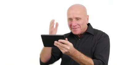 Mutlu işadamı kullanım Tablet okumak iyi haber yapmak hevesli el hareketleri (Ultra High Definition, Ultrahd, Ultra Hd, Uhd, 4k, 3840 x 2160)