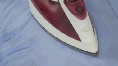 Adam ellerini yakından düz demir ile mavi bir gömlek (Ultra High Definition, Ultrahd, Ultra Hd, Uhd, 4k, 3840 x 2160)