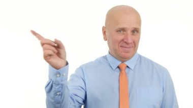 İşadamı gülümseme ve yapmak olumsuzlama el işareti (Ultra High Definition, Ultrahd, Ultra Hd, Uhd, 4k, 3840 x 2160)