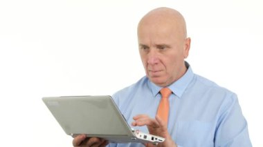 Çalışma işadamı kullanmak Laptop tanıtmak ve finansal verilere erişim (Ultra High Definition, Ultrahd, Ultra Hd, Uhd, 4k, 3840 x 2160)