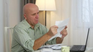 Hayal kırıklığına işadamı kontrol faturalar ve ödemelerini hesaplayan (Ultra High Definition, Ultrahd, Ultra Hd, Uhd, 4k, 3840 x 2160)