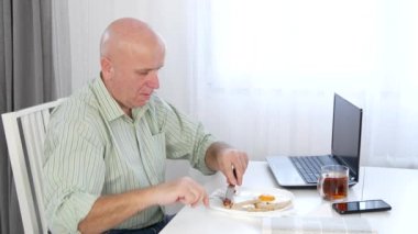 İşadamı yemek ve dizüstü bilgisayar ağ bağlantısı'nı kullanarak iş (Ultra High Definition, Ultrahd, Ultra Hd, Uhd, 4k, 3840 x 2160)