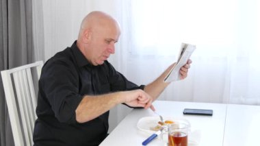 Rahat işadamının okumak gazete ve Kahvaltı (Ultra High Definition, Ultrahd, Ultra Hd, Uhd, 4k, 3840 x 2160)