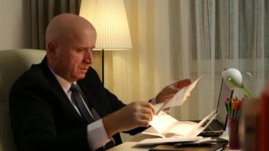 Office Check ödeme, gergin işadamının makaleler el üzgün (Ultra High Definition, Ultrahd, Ultra Hd, Uhd, 4k, 3840 x 2160)