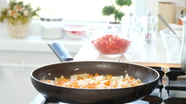 Ev mutfak taze sebzeler ile hazırlanan lezzetli mutfak yemek (Ultra High Definition, Ultrahd, Ultra Hd, Uhd, 4k, 3840 x 2160)