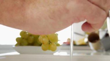 Yakın bir güzel taze ve sulu avuç üzüm yıkama (Ultra High Definition, Ultrahd, Ultra Hd, Uhd, 4k, 3840 x 2160)