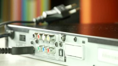 Yakın adam ellerini eklenti sinyal kabloları bir multimedya cihazı görünümüyle (Ultra High Definition, Ultrahd, Ultra Hd, Uhd, 4k, 3840 x 2160)