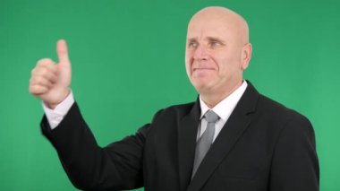 Hevesli işadamı gülümseme ve başparmak yukarı mutlu (Ultra High Definition, Ultrahd, Ultra Hd, Uhd, 4k, 3840 x 2160)