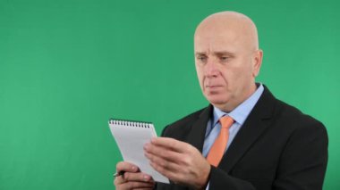 İşadamı Not almak için küçük bir gündem kullanın (Ultra High Definition, Ultrahd, Ultra Hd, Uhd, 4k, 3840 x 2160)