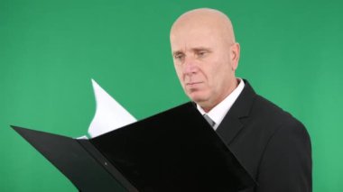 İşadamı okuma ve yazma finansal veriler bir klasörde (Ultra High Definition, Ultrahd, Ultra Hd, Uhd, 4k, 3840 x 2160)