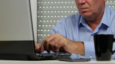 Ofis Oda Kullanım Laptop ve kahve içmek işadamı (Ultra High Definition, Ultrahd, Ultra Hd, Uhd, 4k, 3840 x 2160)