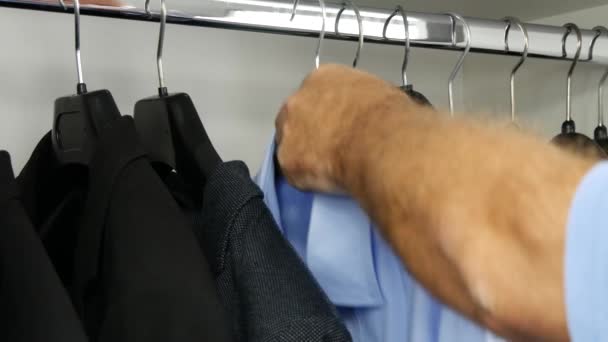 Man blik in de kleerkast schikken en selecteer kleding (Ultra High Definition, Ultrahd, Uhd, Ultra Hd 4k, 3840 x 2160) — Stockvideo