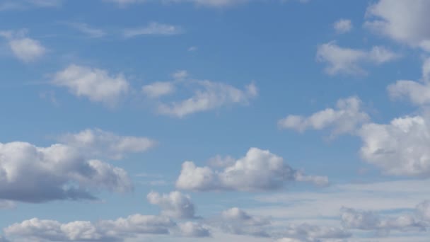 Güzel beyaz bulutların üstünde mavi gökyüzünde güneşli bir yaz günü (Ultra High Definition, Ultrahd, Ultra Hd, Uhd, 4k, 3840 x 2160) — Stok video
