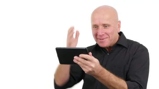 Happy Businessman Use Tablet Read Good News Hacer gestos de mano entusiastas (Ultra alta definición, UltraHD, Ultra HD, UHD, 4K, 3840x2160 ) — Vídeo de stock