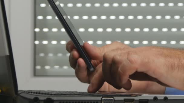 Close-up van zakenman baan met behulp van de Laptop en mobiel werken in de kantoorruimte — Stockvideo