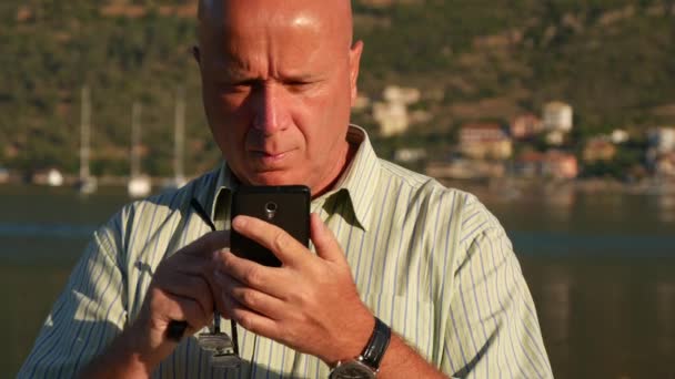 Homme d'affaires à Harbor avec des lunettes de vue à la main Look in Cellphone Email Box (Ultra haute définition, UltraHD, Ultra HD, UHD, 4K, 3840x2160 ) — Video