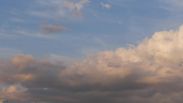 Witte en grijze wolken op blauwe hemel in een zomerse dag (Ultra High Definition, Ultrahd, Uhd, Ultra Hd 4k, 3840 x 2160) — Stockvideo