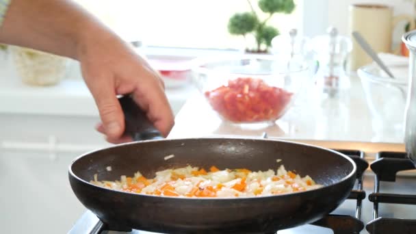 Hombre en Cocina Preparando y Mezclando Verduras Usando una Cocina Estufa (Ultra Alta Definición, UltraHD, Ultra HD, UHD, 4K, 3840x2160 ) — Vídeos de Stock