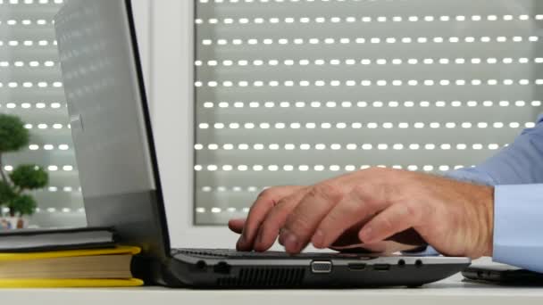 Hombre en la Oficina de Trabajo Usando un Ordenador Portátil (Ultra Alta Definición, UltraHD, Ultra HD, UHD, 4K, 3840x2160 ) — Vídeos de Stock