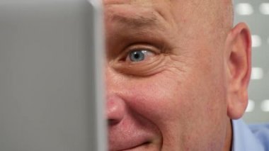 Pc monitör memnun gülümseyen önünde işadamı yüz kadar yakın (Ultra High Definition, Ultrahd, Ultra Hd, Uhd, 4 k, 3840 x 2160)