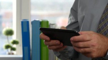 Görünüm işadamı eller bir Tablet kullanarak Office odaya kapatmak (Ultra High Definition, Ultrahd, Ultra Hd, Uhd, 4k, 3840 x 2160)