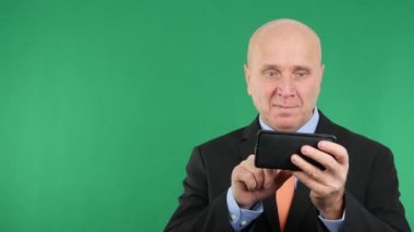 Mutlu işadamı kullanarak Tablet zafer el hareketleri yapmak (Ultra High Definition, Ultrahd, Ultra Hd, Uhd, 4k, 3840 x 2160)