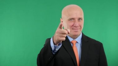 Emin gülümseyen iş adamı yukarı jestleri yapmak (Ultra High Definition, Ultrahd, Ultra Hd, Uhd, 4k, 3840 x 2160)