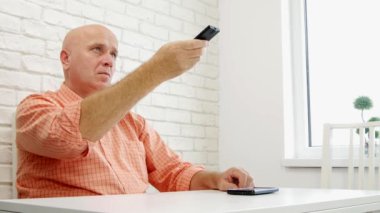 Kızılötesi Uzaktan kumandalı TV kanalları değiştirme adam rahat (Ultra High Definition, Ultrahd, Ultra Hd, Uhd, 4k, 3840 x 2160)