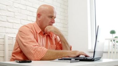 Office kullanma bilgisayar ve gündemi, finansal hesaplamalar yapan erkek (Ultra High Definition, Ultrahd, Ultra Hd, Uhd, 4k, 3840 x 2160)