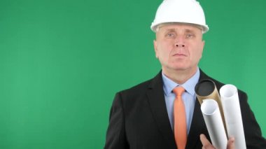 Mühendis görüntü Tv sunuyu elinde projeler ile (Ultra High Definition, Ultrahd, Ultra Hd, Uhd, 4k, 3840 x 2160)