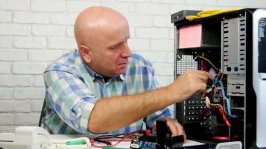 Bir Pc son onarım ve Ok yapmak için çalışma teknisyen el işareti (Ultra High Definition, Ultrahd, Ultra Hd, Uhd, 4k, 3840 x 2160)