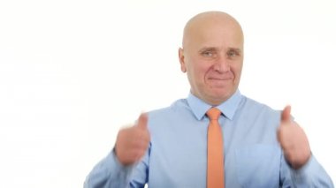 İşadamı çift başparmak yukarıya el jestleri memnun (Ultra High Definition, Ultrahd, Ultra Hd, Uhd, 4k, 3840 x 2160)