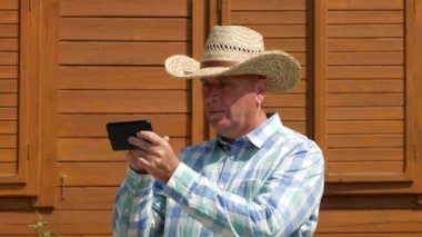 Hevesli çiftçi zafer el hareketleri mobil e-posta okumak (Ultra High Definition, Ultrahd, Ultra Hd, Uhd, 4k, 3840 x 2160)