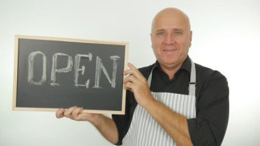 Ağır çekim mutlu adam Yaşasın jestleri açılış mağaza