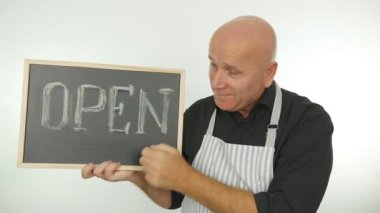 Ağır çekim mutlu Man zafer el jestleri açılış Mağazası