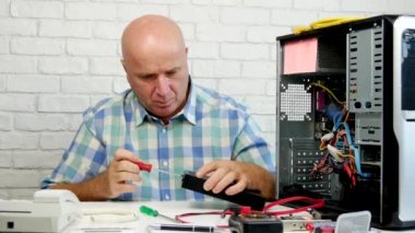 Teknik kişi onarmak bilgisayar sabit disk analiz (Ultra High Definition, Ultrahd, Ultra Hd, Uhd, 4k, 3840 x 2160)