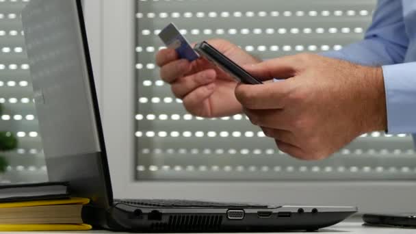 Empresário em sala de escritório Use um cartão bancário e aplicação móvel (Ultra alta definição, UltraHD, Ultra HD, UHD, 4K, 3840x2160 ) — Vídeo de Stock