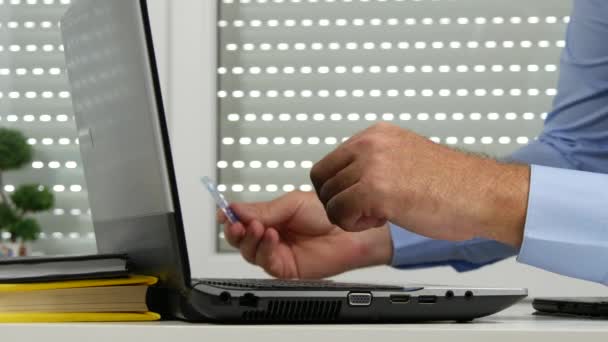 Homme d'affaires utilisant la carte bancaire et l'ordinateur portable Introduire des informations financières (Ultra haute définition, UltraHD, Ultra HD, UHD, 4K, 3840x2160 ) — Video