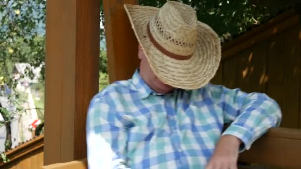 Trött bonde sömn utanför balansera stol (Ultra High Definition, Ultrahd, Ultra Hd eller Uhd, 4k, 3840 x 2160) — Stockvideo