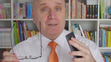 Cep telefonu ve gözlük el ile el hareketi işadamı konuşma