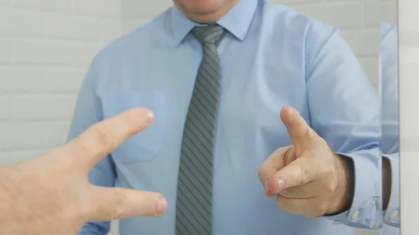 Hombre permanecer en frente de espejo de baño jugando tijeras mano gestos juego —  Fotos de Stock