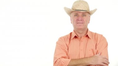 Mutlu çiftçi ok işareti kazanan gösterilen gülümseyerek el jestleri (Ultra High Definition, Ultrahd, Ultra Hd, Uhd, 4k, 3840 x 2160)