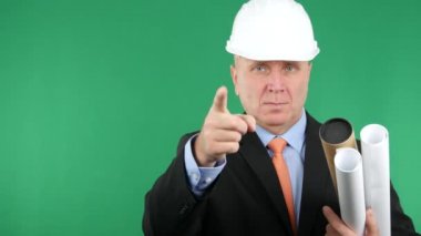 Yeşil ekran mühendisi ile planları parmak gösterme ve başparmak ile işaret eden oktan yukarı (Ultra High Definition, Ultrahd, Ultra Hd, Uhd, 4k, 3840 x 2160)