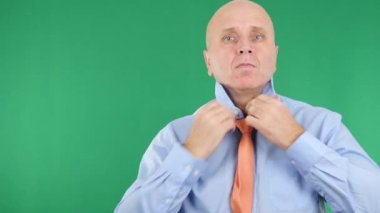 Prezentabl işadamı düzenler gömlek ve kravat iş toplantısı için hazırlama (Ultra High Definition, Ultrahd, Ultra Hd, Uhd, 4k, 3840 x 2160)