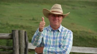Çiftçi başparmak yukarı ve mutlu gülümseme emin (Ultra High Definition, Ultrahd, Ultra Hd, Uhd, 4k, 3840 x 2160)