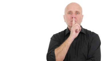 Kendine güvenen işadamının kullanım parmak işareti jest tavsiye sessizlik ve sessiz (Ultra High Definition, Ultrahd, Ultra Hd, Uhd, 4k, 3840 x 2160)