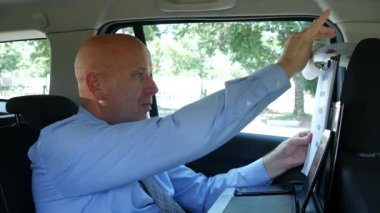 Taksi arka koltukta Pano hayal kırıklığına el hareketi içinde yazma, gergin adam eser (Ultra High Definition, Ultrahd, Ultra Hd, Uhd, 4k, 3840 x 2160)