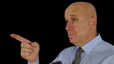 Kapatın gülümseyen ve parmak ile işaret görünümü işadamı yapmak Ok el işareti (Ultra High Definition, Ultrahd, Ultra Hd, Uhd, 4k, 3840 x 2160)