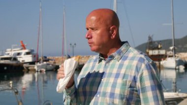 Bir limanda bekleyen adam almak tatlı bir pasta yeme bir öğle yemeği Duraklat (Ultra High Definition, Ultrahd, Ultra Hd, Uhd, 4k, 3840 x 2160)