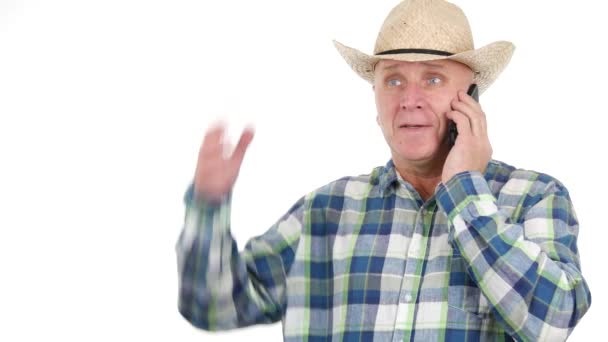 Enthousiaste landbouwer praat met mobiele hoorzitting goed nieuws maken overwinning handgebaren (Ultra High Definition, Ultrahd, Uhd, Ultra Hd 4k, 3840 x 2160) — Stockvideo